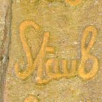 Foto: Schriftzug Staub auf einem gelbfarbenen Stein.