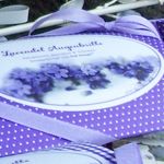 Foto: Teile einer lilafarbenen Verpackung für die Lavendel Augenbrille.